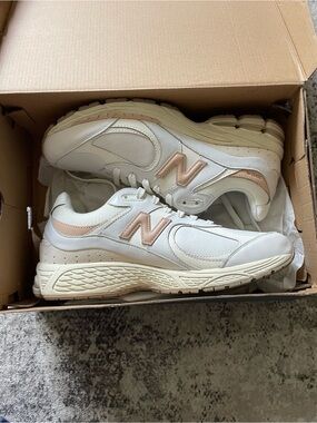 New Balance 2002R Men's Size 11 White Vachetta Tan Leather Sneakers